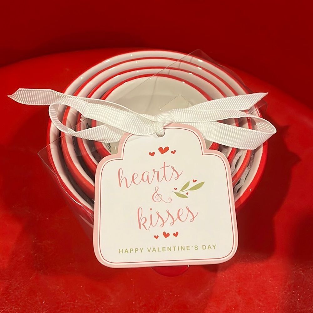 NWT Valentine measuring cups